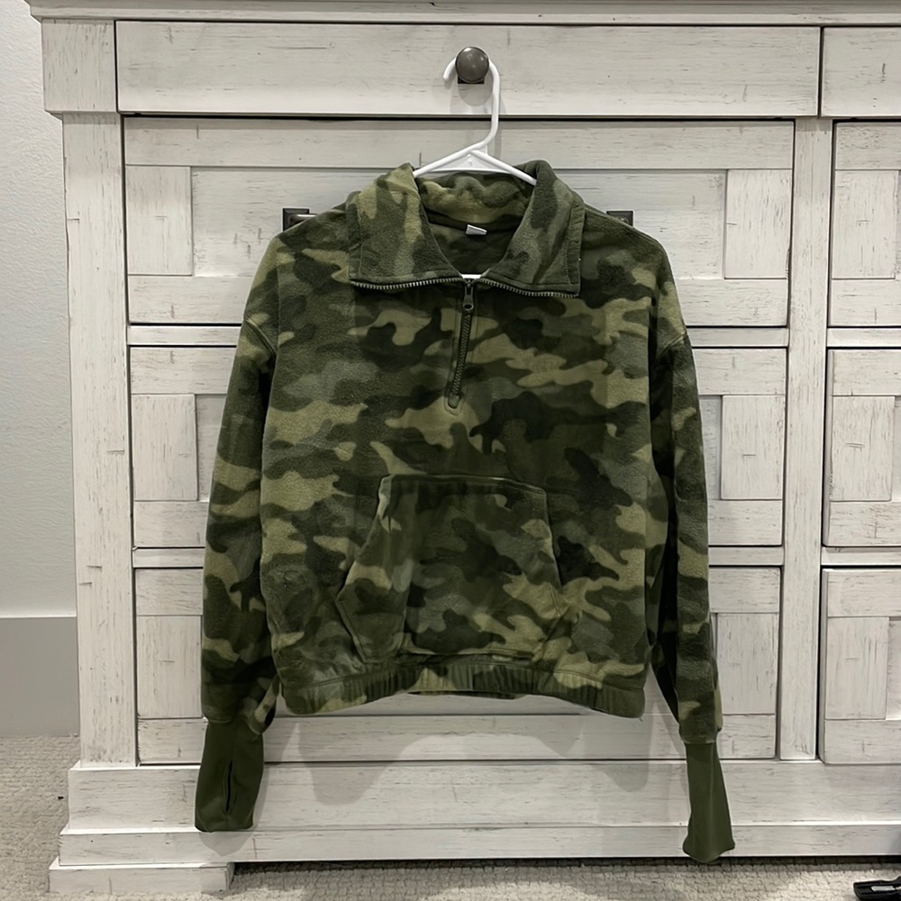 Old navy camo cropped crewneck